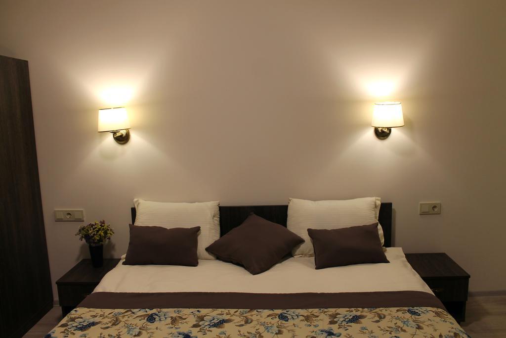Non-Stop Economy Hotel Boryspilʼ Exteriör bild