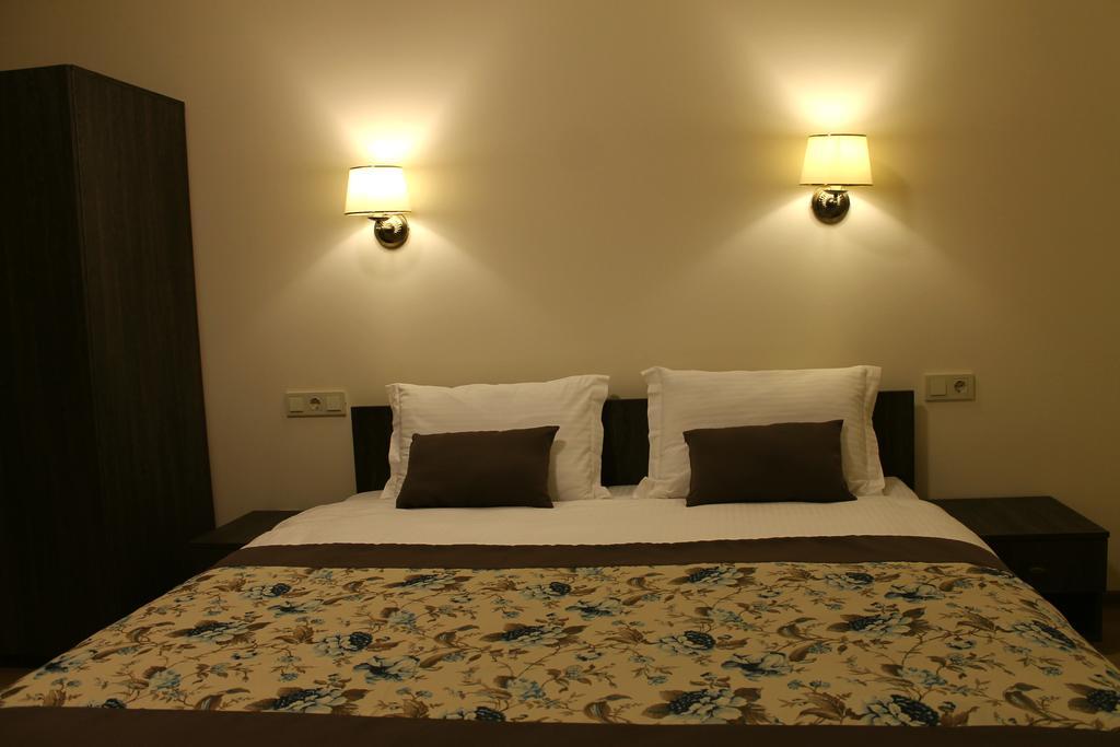 Non-Stop Economy Hotel Boryspilʼ Exteriör bild