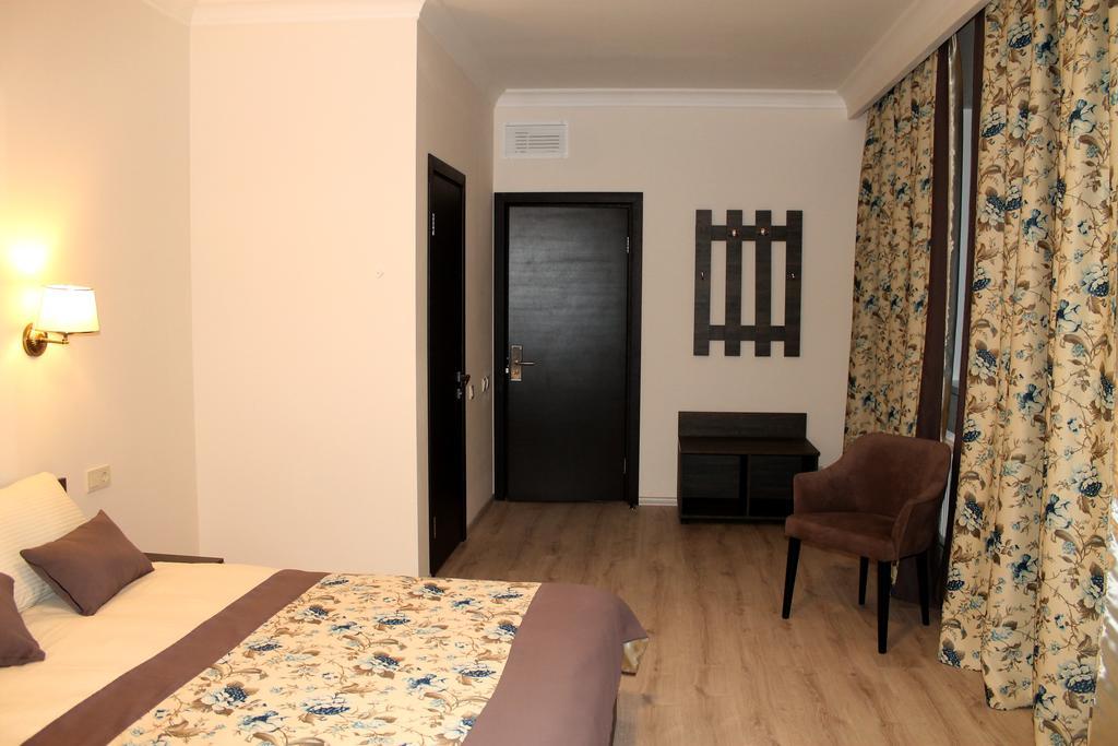 Non-Stop Economy Hotel Boryspilʼ Exteriör bild