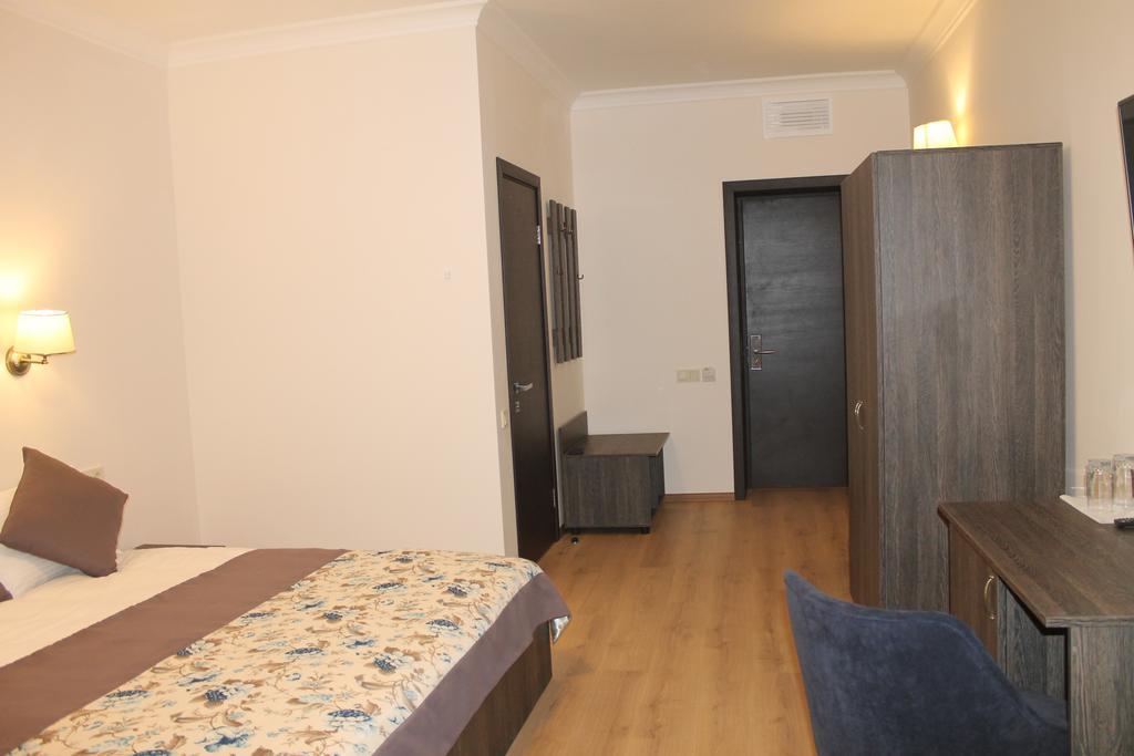 Non-Stop Economy Hotel Boryspilʼ Exteriör bild