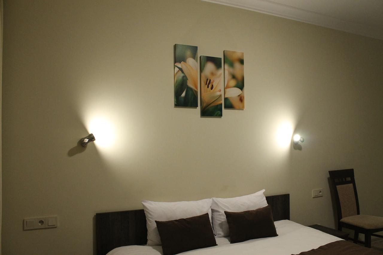 Non-Stop Economy Hotel Boryspilʼ Exteriör bild