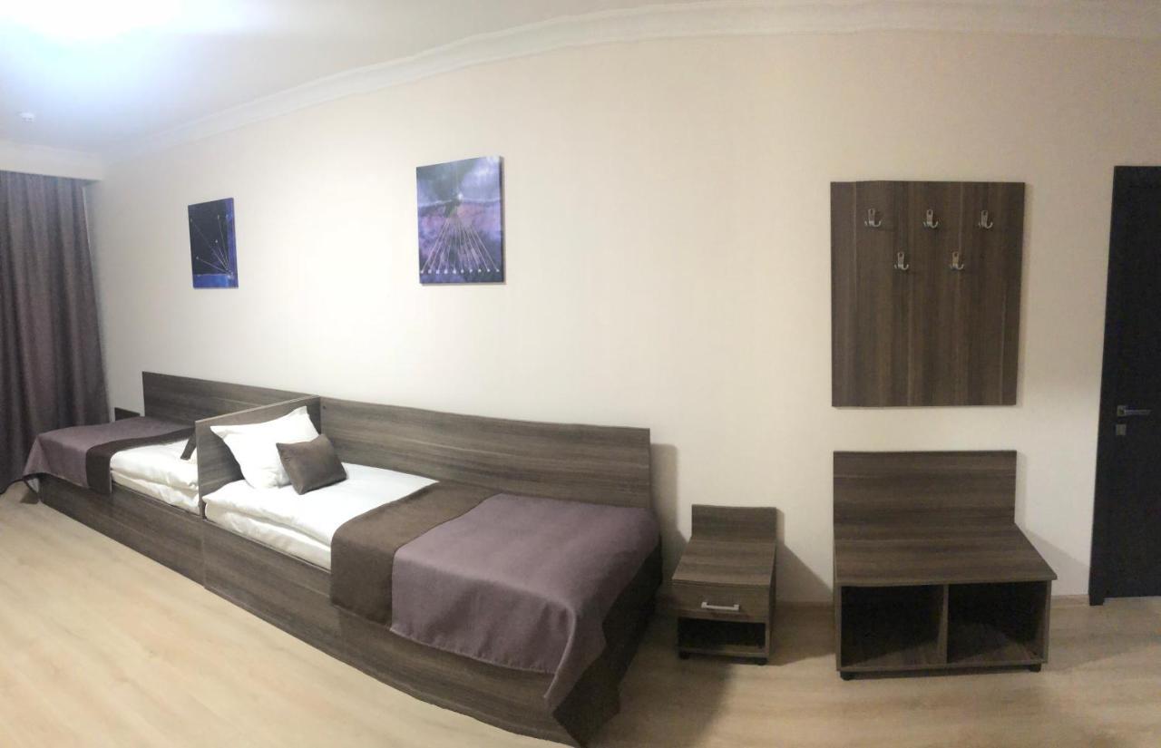 Non-Stop Economy Hotel Boryspilʼ Exteriör bild