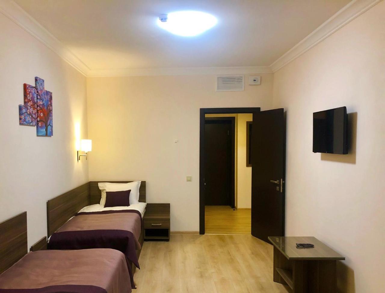 Non-Stop Economy Hotel Boryspilʼ Exteriör bild
